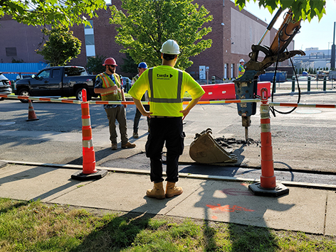 Excavating the running line to connect the existing HEX manhole C19BA-202 to the new trench section.  This is the project interface at which C19BA Tranche 4-1 begins.