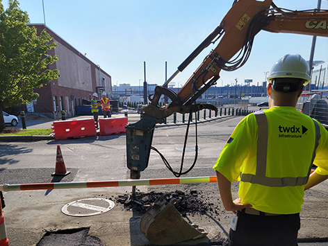 Excavating the running line to connect the existing HEX manhole C19BA-202 to the new trench section.  This is the project interface at which C19BA Tranche 4-1 begins.