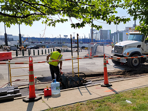 Excavating the running line to connect the existing HEX manhole C19BA-202 to the new trench section.  This is the project interface at which C19BA Tranche 4-1 begins.