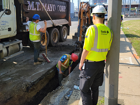Excavating the running line to connect the existing HEX manhole C19BA-202 to the new trench section.  This is the project interface at which C19BA Tranche 4-1 begins.