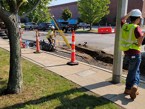 Excavating the running line to connect the existing HEX manhole C19BA-202 to the new trench section.  This is the project interface at which C19BA Tranche 4-1 begins.